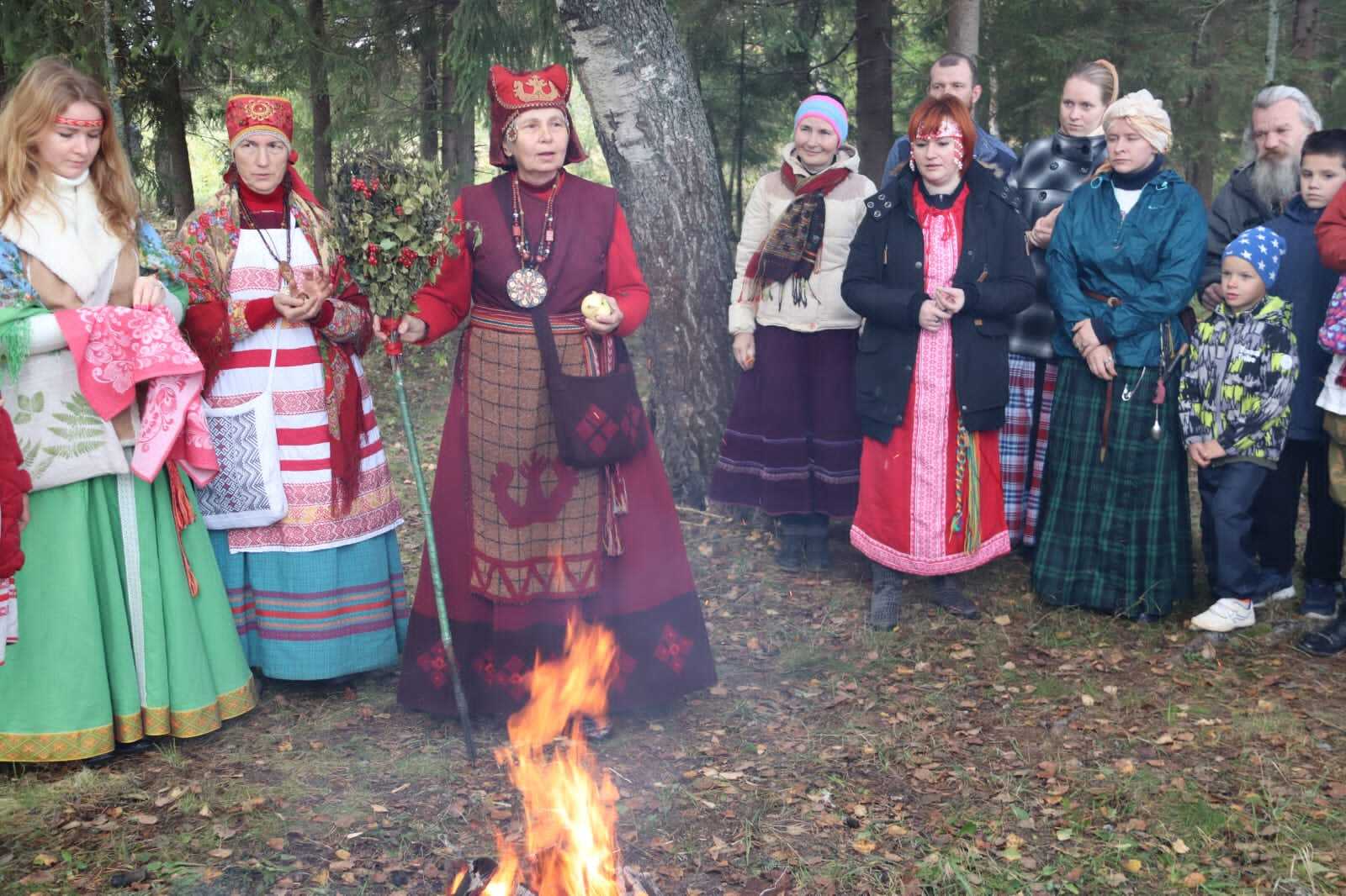 Славянский Медовый Спас под древние руны (с древнеславянской трапезой,  руническими песнопениями и обрядом Кормления реки) - Туры в Подмосковье