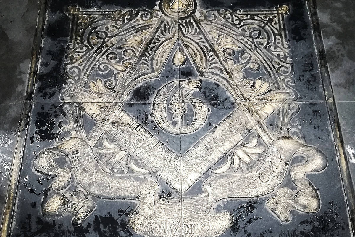 Масонский ковер. Привеска масонское око 17 век. Незабудка символ масонского братства. Зиппо око Массона.
